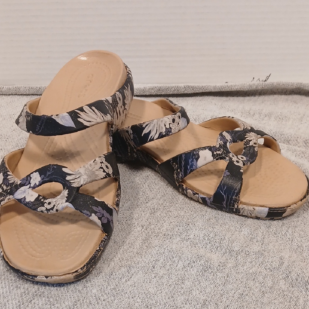 CROCS Cream and Black Sandals Comfortable Slip-On Sz 7